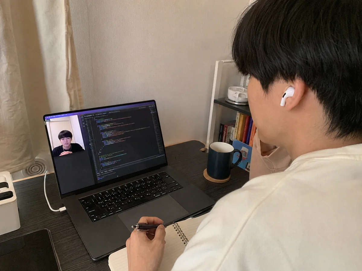 社会人がノートPCで実際のコードを書きながらオンラインレッスンを受けている様子